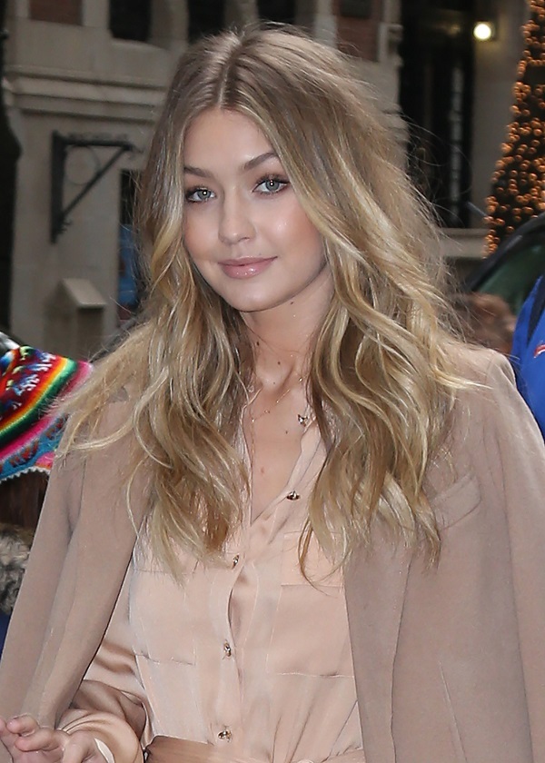 Gigi Hadid Photo (  )    -,  /  - 73