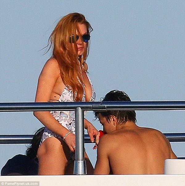 Lindsay Lohan ( )  - ,  /  - 48