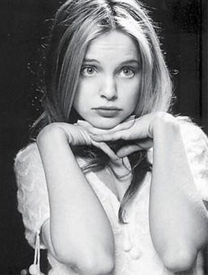 Mena Suvari Photo (  )   /  - 17