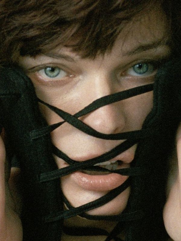 Milla Jovovich Photo (  )   /  - 4