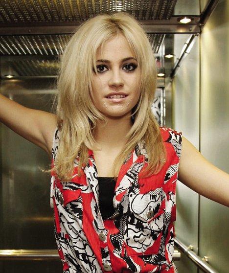 Pixie Lott Photo (  )   /  - 29