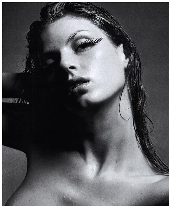 Angela Lindvall ( ) /  - 29