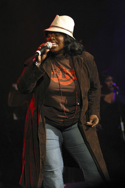 Angie Stone ( )