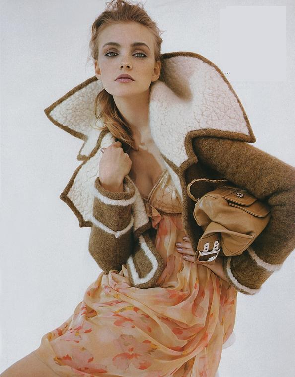 Caroline Trentini Photo (  )   /  - 13