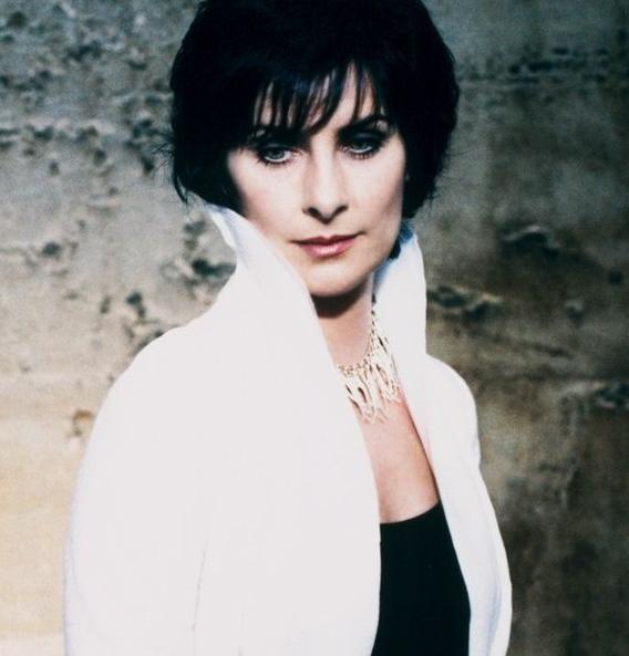 Enya time. Enya Patricia Brennan. Эния ирландская певица фото в молодости. Эния певица гиф фото. Как выглядела певица Эния в молодости.