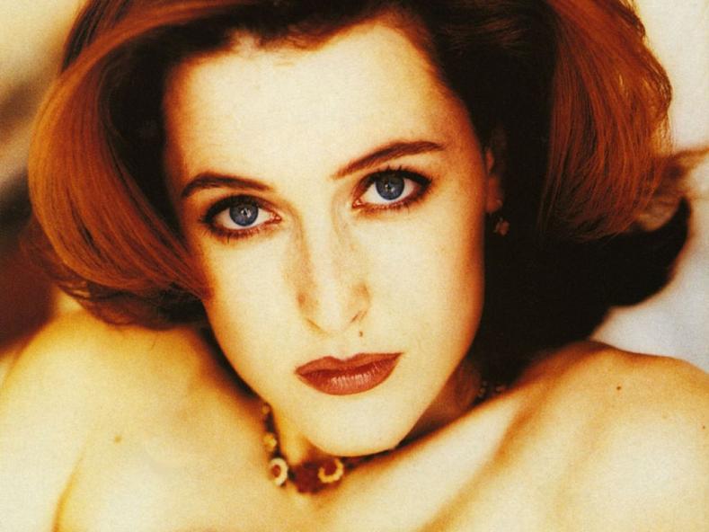 Gillian Anderson ( ) /  - 7