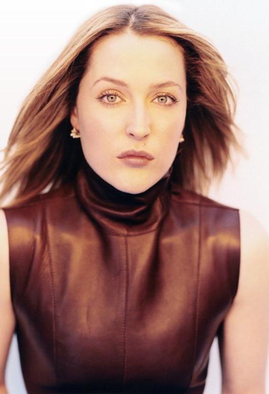 Gillian Anderson ( ) /  - 9