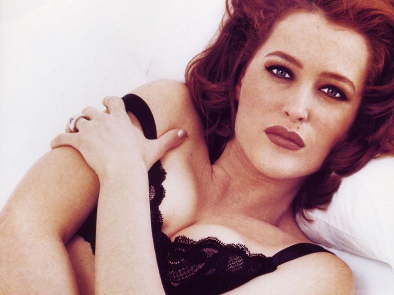 Gillian Anderson ( ) /  - 10