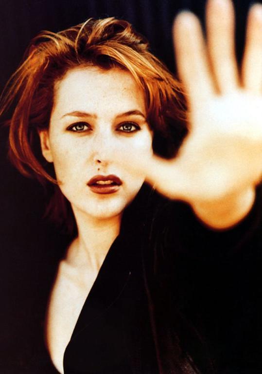 Gillian Anderson ( ) /  - 27