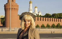Елена Галицына и Анастасия Волочкова устроили дерзкую фотосессию у стен Кремля