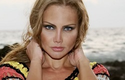 Яркая Елена Галицына представила новую фотосессию на пляже
