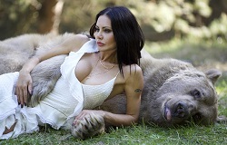 Певица и модель Елена Галицына представила чарующие фото в компании огромного медведя