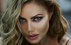 За кем или от кого бегает модель и певица Елена Галицына?