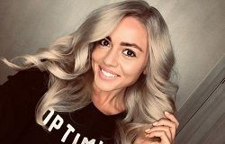 Певица Маша Кольцова стала яркой блондинкой