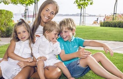 Юлия Барановская отметила 2-летие своего сына Арсения и выложила фотосессию в Дубае