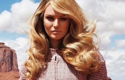 Роскошная блондинка Кэндис Свейнпол на фоне пустыни в Harpers Bazaar